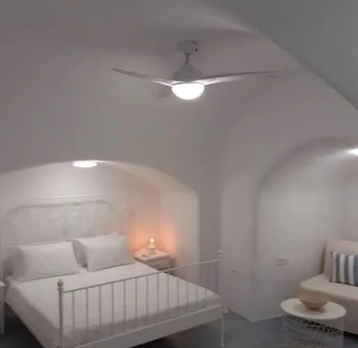 Holiday home Unique Small Stonehouse At Thira *