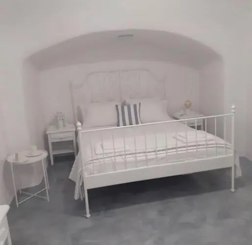 Holiday home Unique Small Stonehouse At Thira *