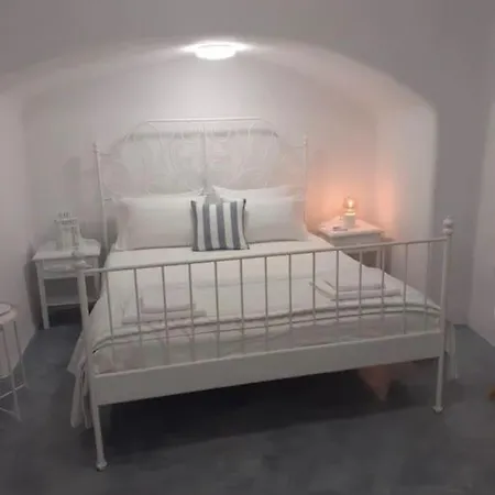 Unique Small Stonehouse At Thira Tatil Evi *