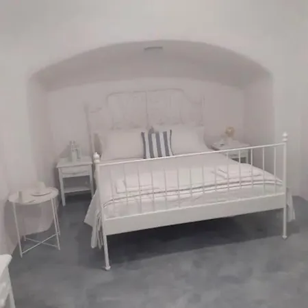 Casa vacanze Unique Small Stonehouse At Thira *